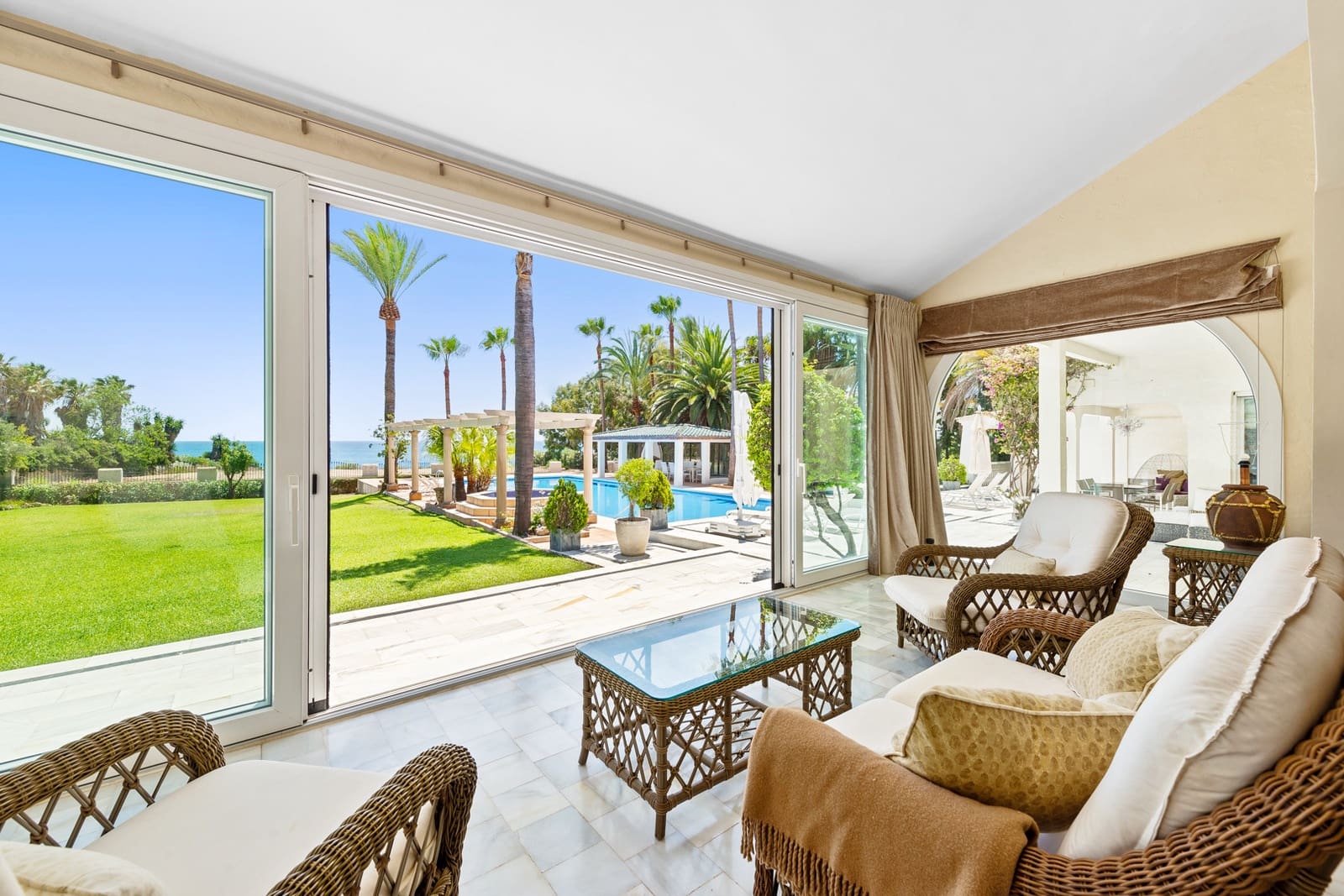 6 sypialnia Willa na sprzedaż w Estepona z basenem garażem - 8 500 000 € (Ref: 7773671)