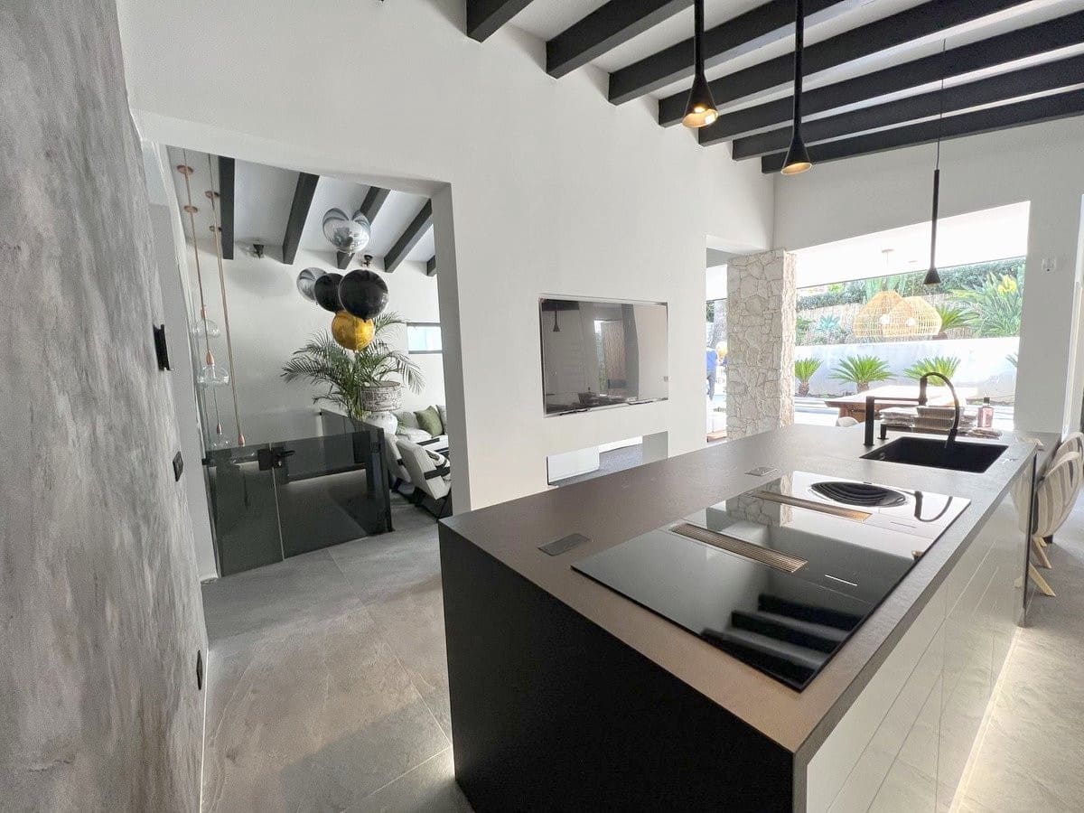 4 bedroom Villa for sale in Nueva Andalucia with pool garage - € 1,950,000 (Ref: 8145941)