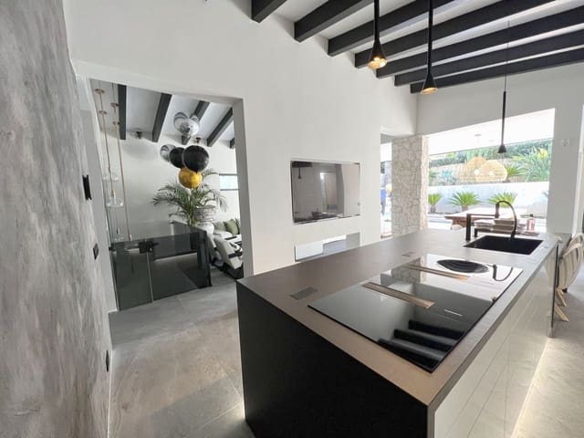 4 soverom Villa til salgs i Nueva Andalucia, Marbella med svømmebasseng garasje - € 1 750 000 (Ref: 8145941)