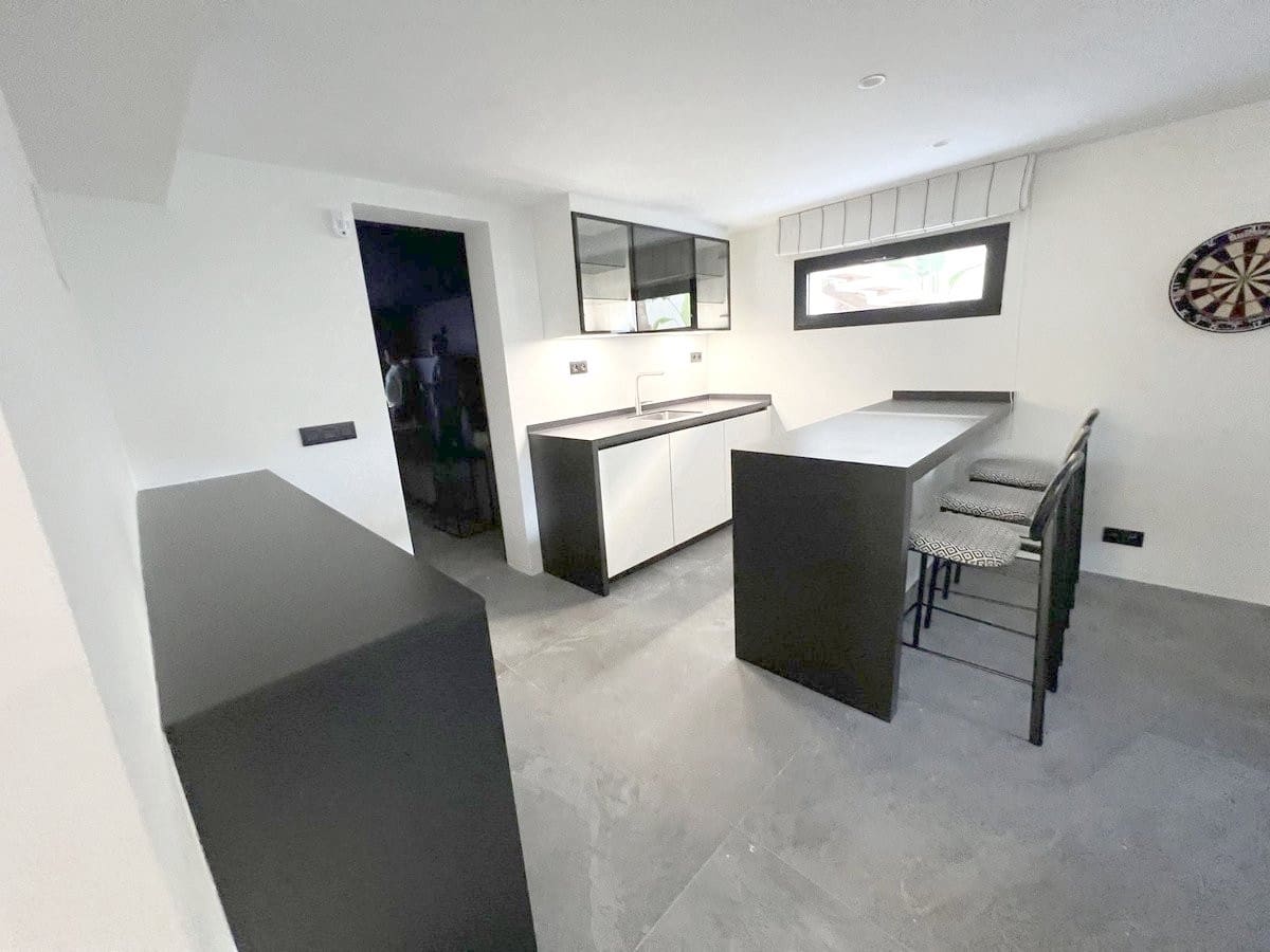 4 bedroom Villa for sale in Nueva Andalucia with pool garage - € 1,950,000 (Ref: 8145941)