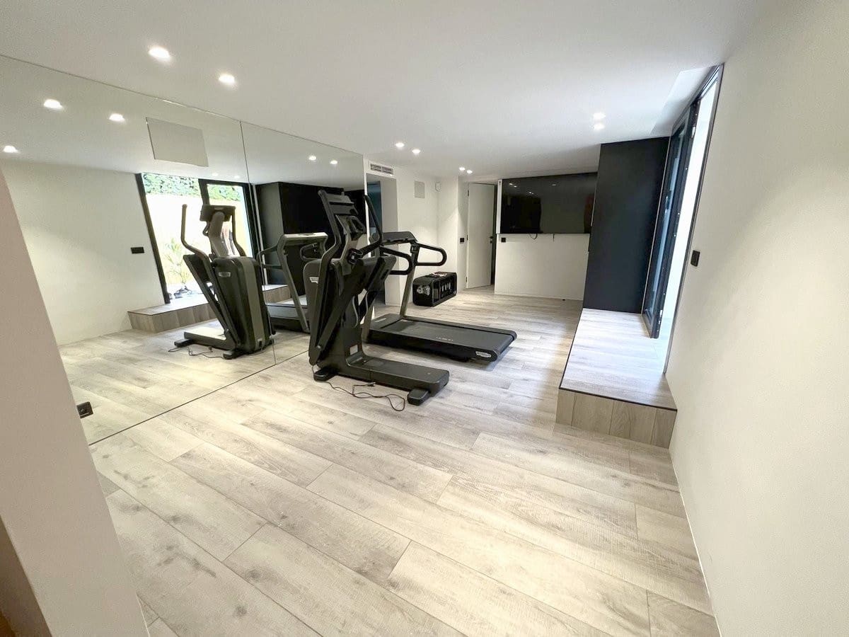 4 bedroom Villa for sale in Nueva Andalucia with pool garage - € 1,950,000 (Ref: 8145941)