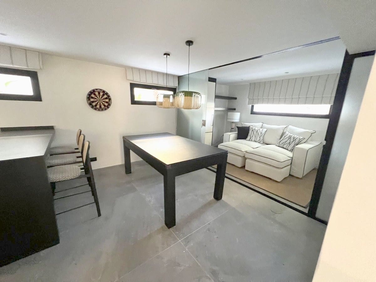 4 bedroom Villa for sale in Nueva Andalucia with pool garage - € 1,950,000 (Ref: 8145941)