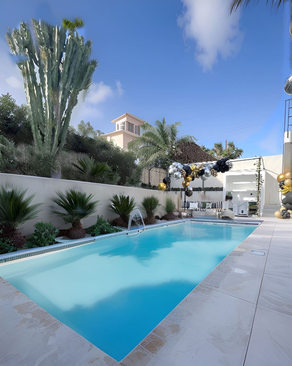 4 bedroom Villa for sale in Nueva Andalucia with pool garage - € 1,950,000 (Ref: 8145941)