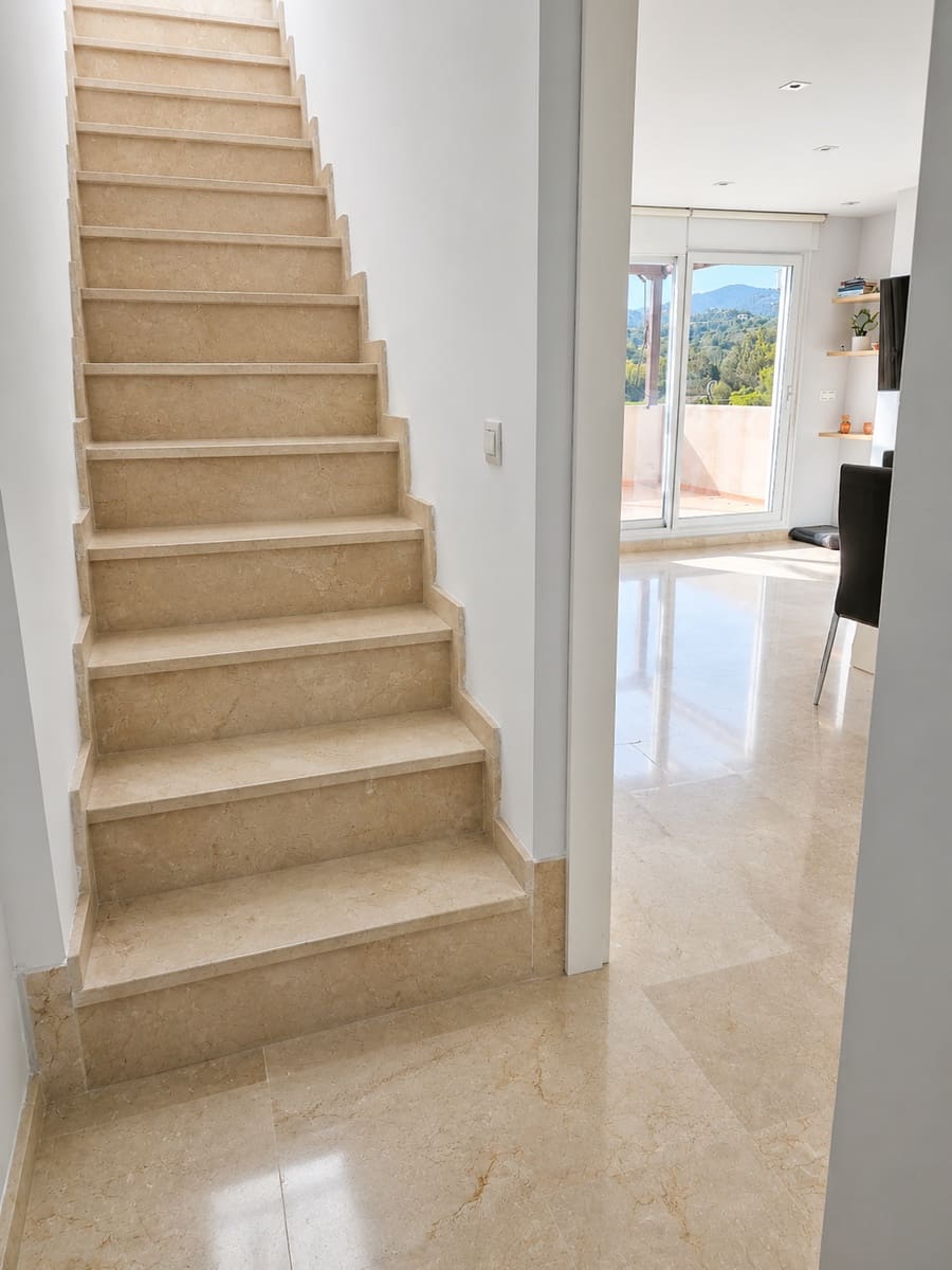 2 sypialnia Penthouse na sprzedaż w Estepona z basenem garażem - 399 000 € (Ref: 8181630)