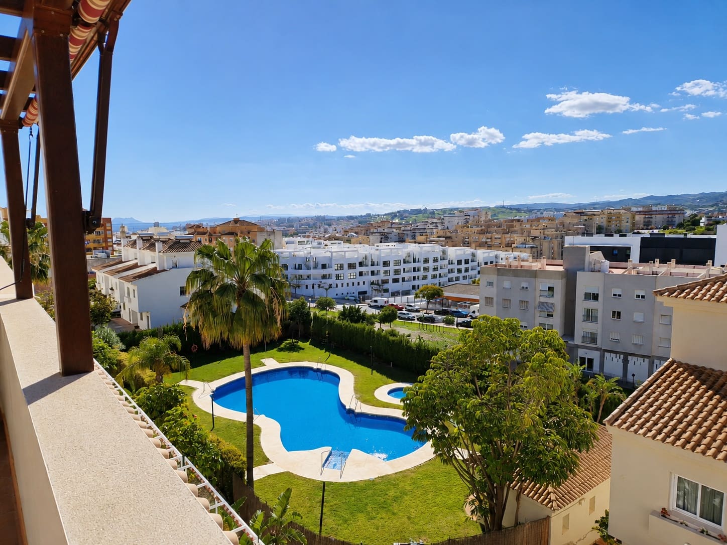 2 sypialnia Penthouse na sprzedaż w Estepona z basenem garażem - 399 000 € (Ref: 8181630)
