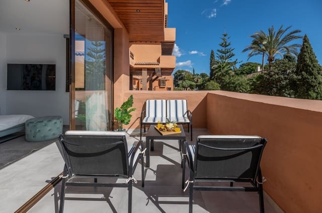 5 soveværelse Lejlighed til salg i El Paraiso, Estepona med swimmingpool garage - € 749.000 (Ref: 8245008)