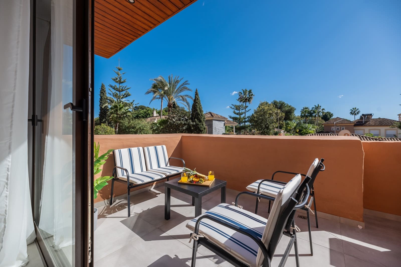 5 soverom Leilighet til salgs i El Paraiso med svømmebasseng garasje - € 749 000 (Ref: 8245008)