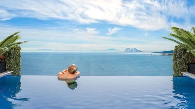 3 soveværelse Byhus til salg i Manilva med swimmingpool garage - € 595.000 (Ref: 8511861)