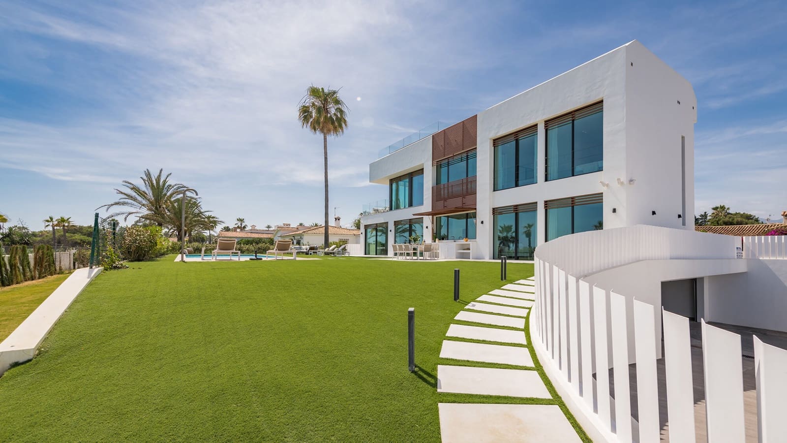 5 bedroom Villa for sale in Estepona with pool garage - € 5,995,000 (Ref: 8624896)