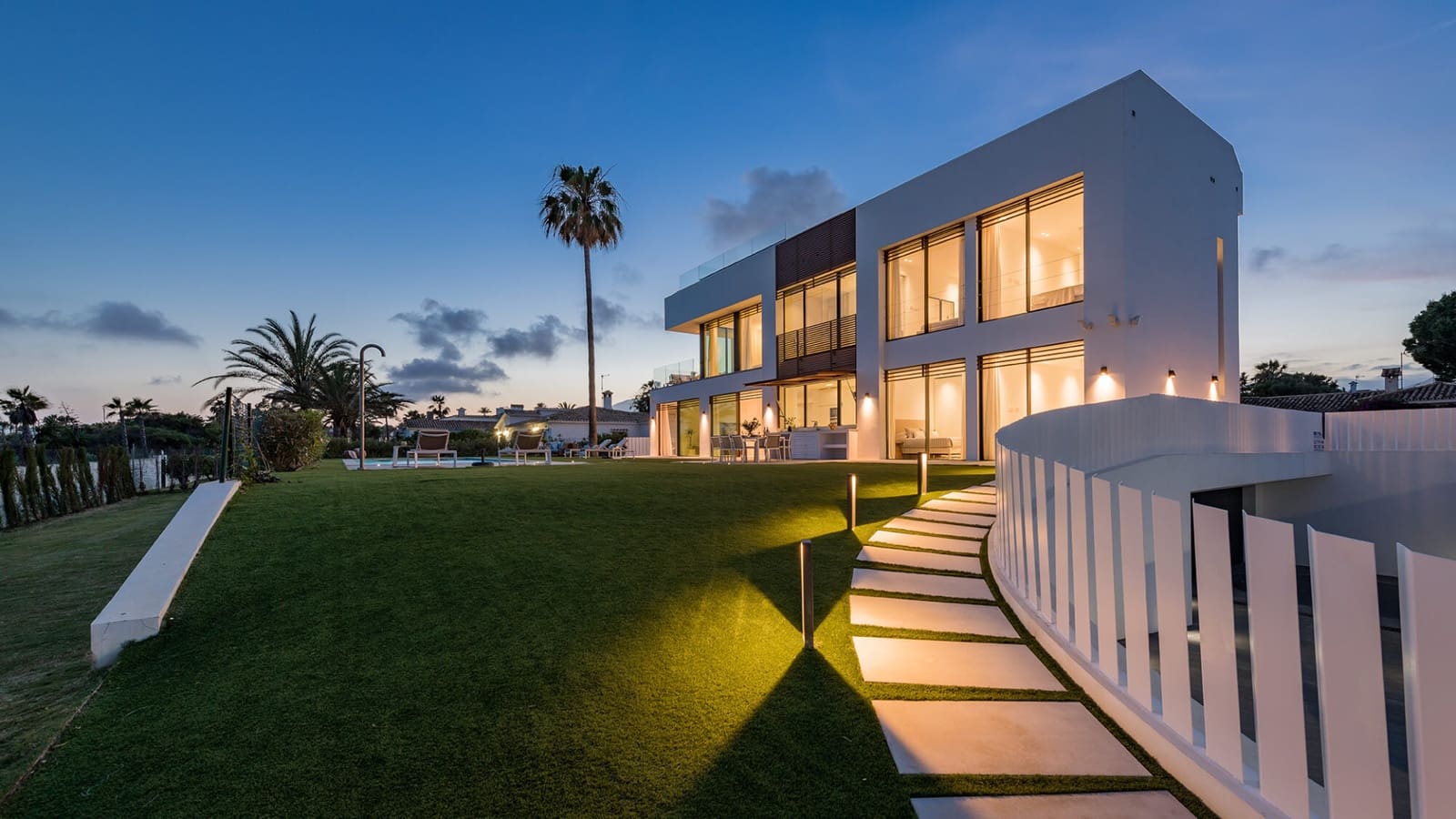 5 bedroom Villa for sale in Estepona with pool garage - € 5,995,000 (Ref: 8624896)