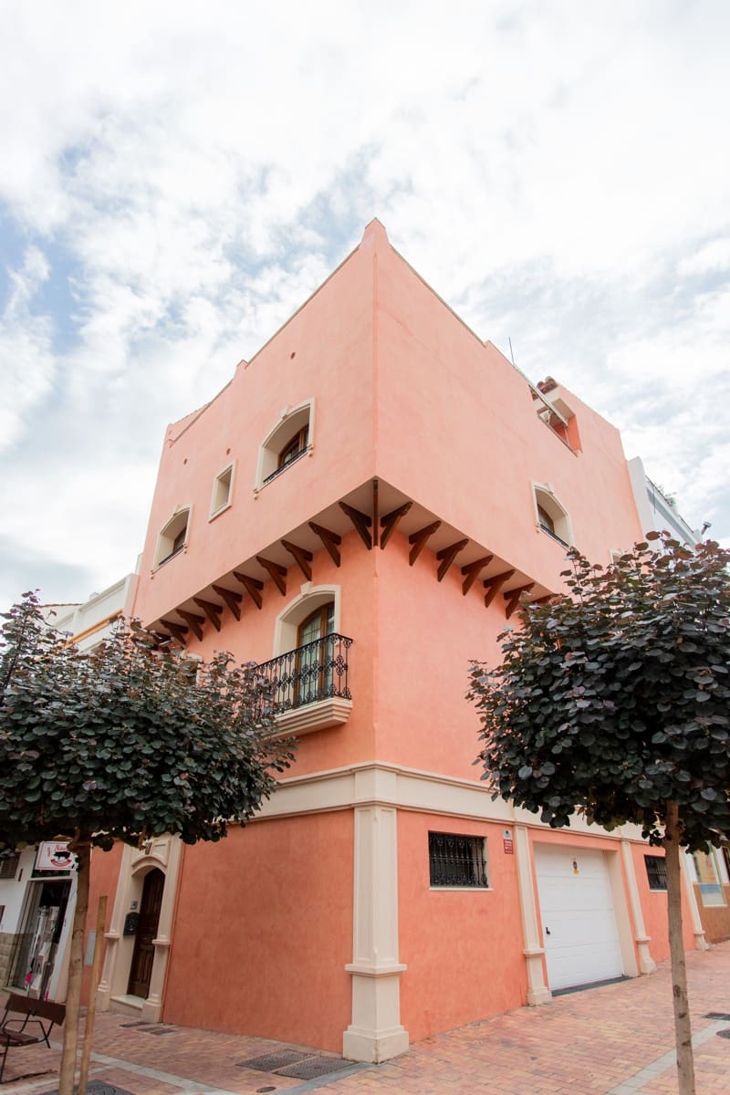 7 bedroom Townhouse for sale in Estepona with pool garage - € 1,700,000 (Ref: 8634375)