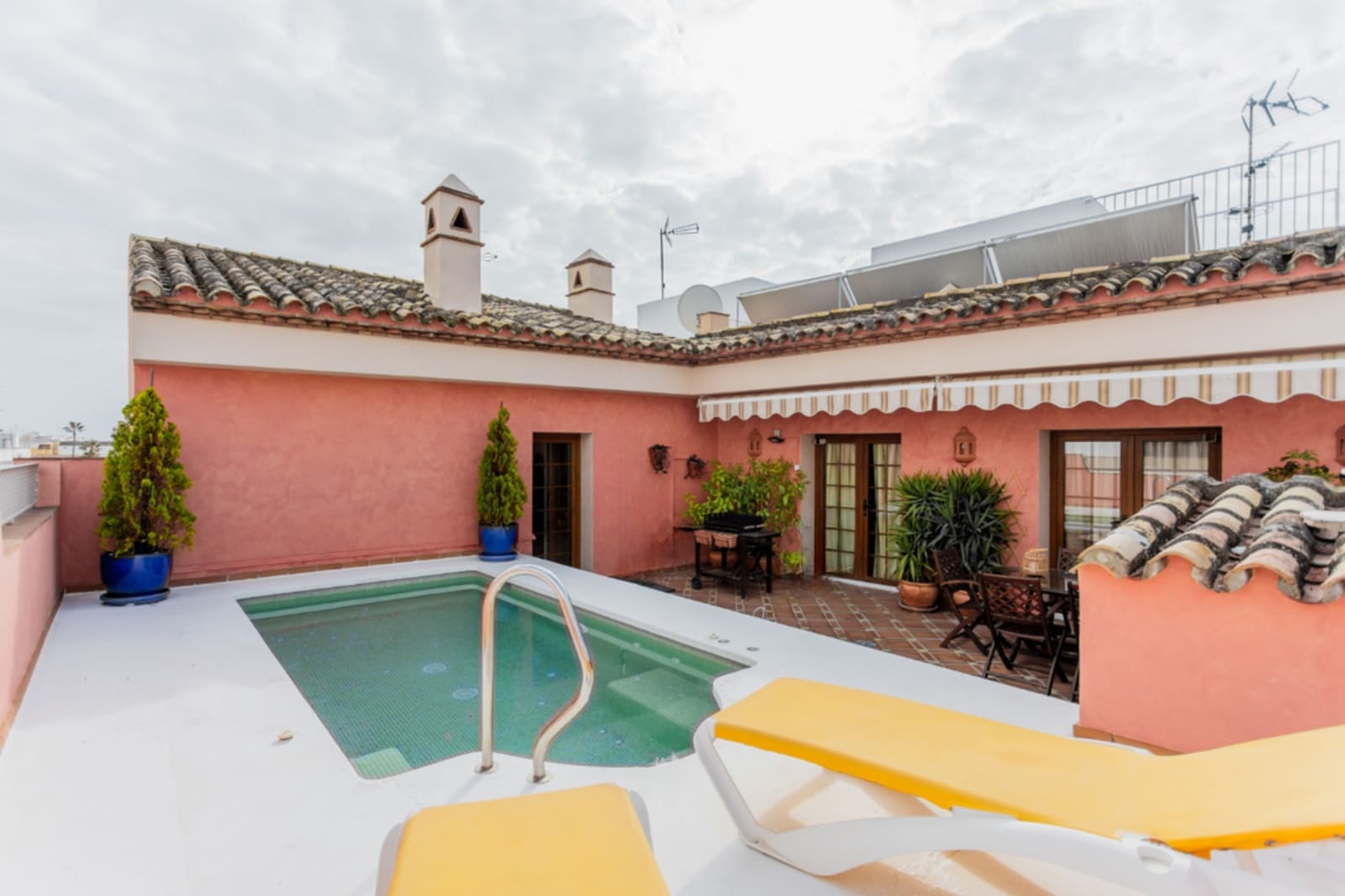 7 bedroom Townhouse for sale in Estepona with pool garage - € 1,700,000 (Ref: 8634375)
