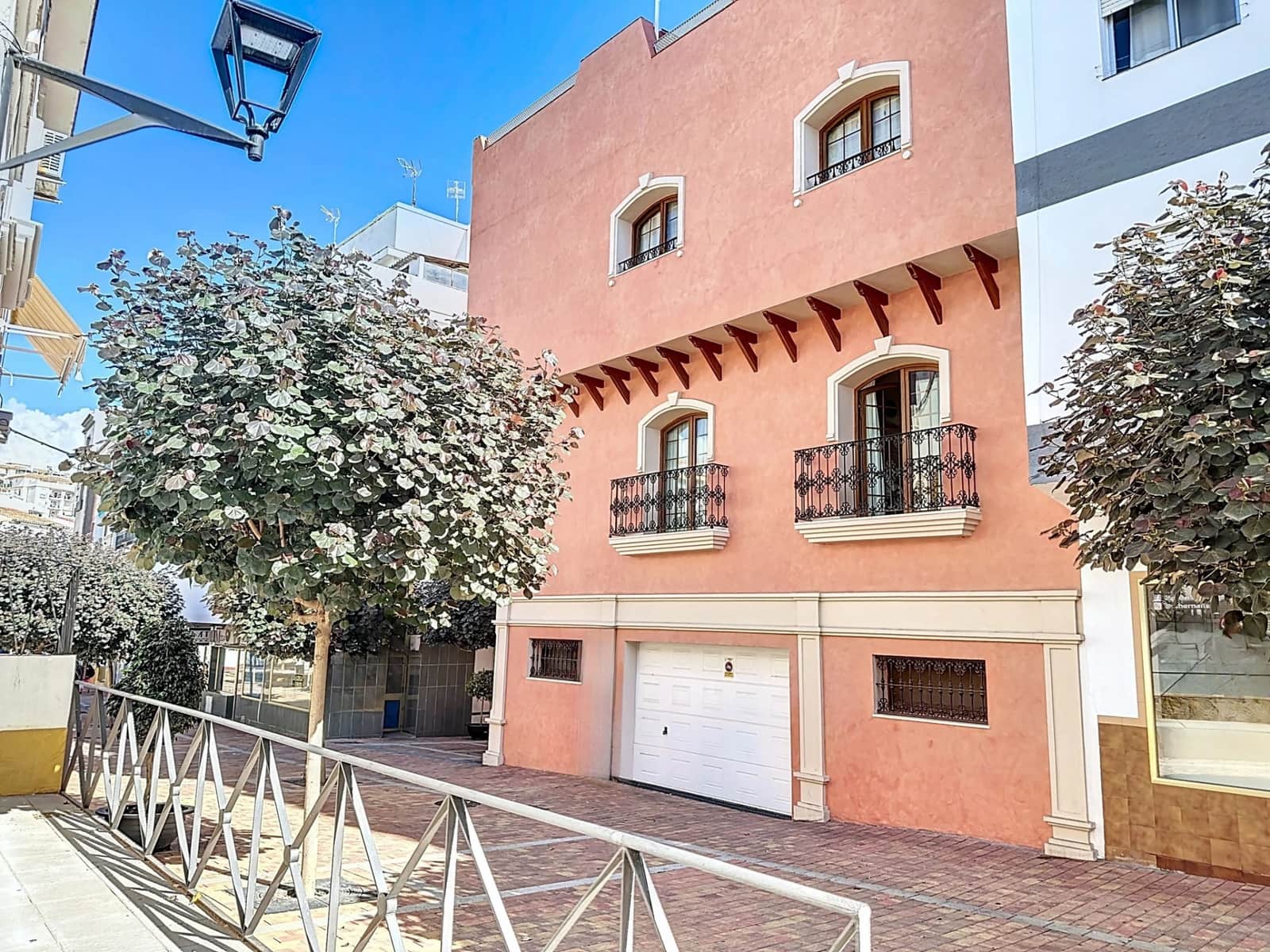 7 bedroom Townhouse for sale in Estepona with pool garage - € 1,700,000 (Ref: 8634375)