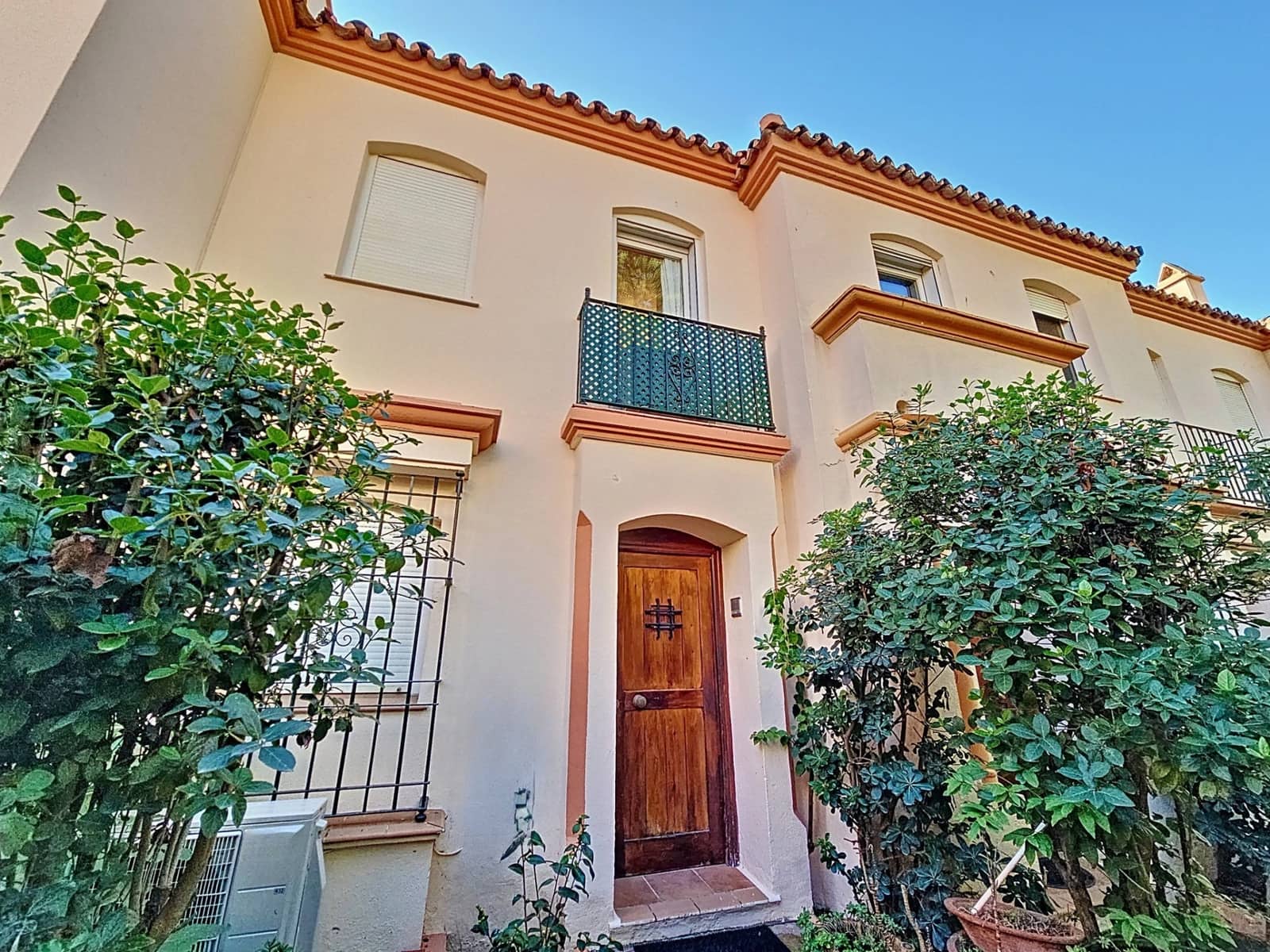 5 bedroom Townhouse for sale in Estepona with pool garage - € 895,000 (Ref: 8636997)