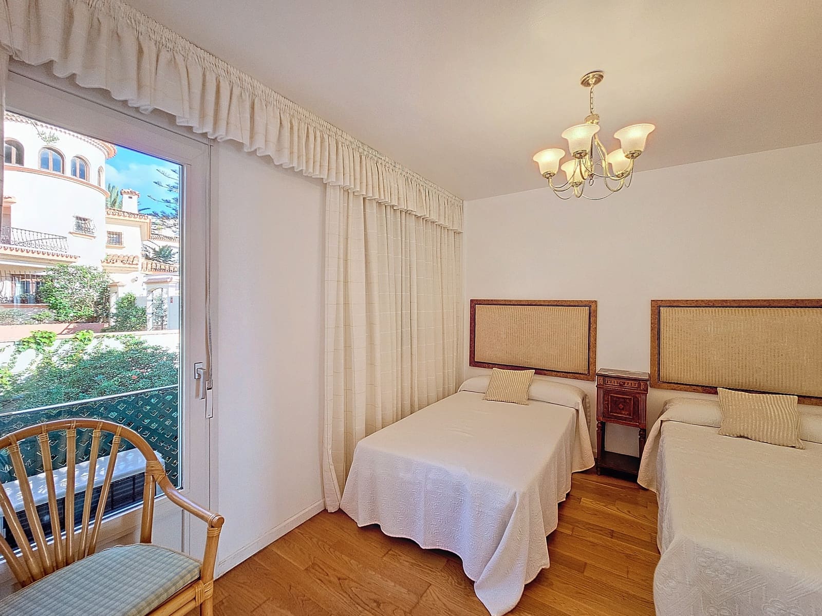 5 bedroom Townhouse for sale in Estepona with pool garage - € 895,000 (Ref: 8636997)