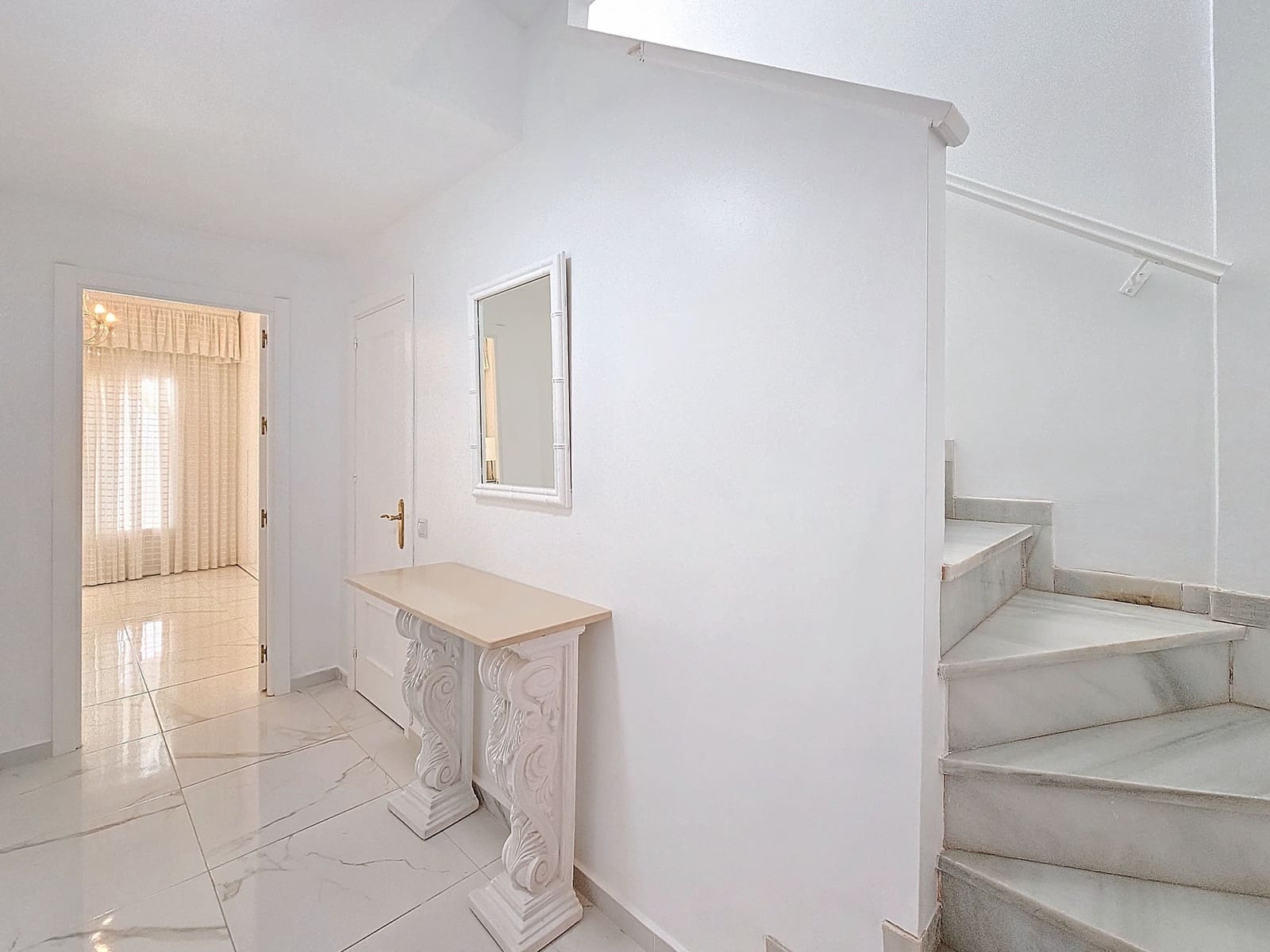 5 bedroom Townhouse for sale in Estepona with pool garage - € 895,000 (Ref: 8636997)