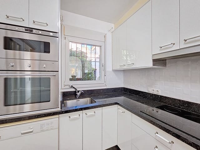 5 sovrum Hus till salu i Puerto de Estepona, Estepona med pool garage - 895 000 € (Ref: 8636997)