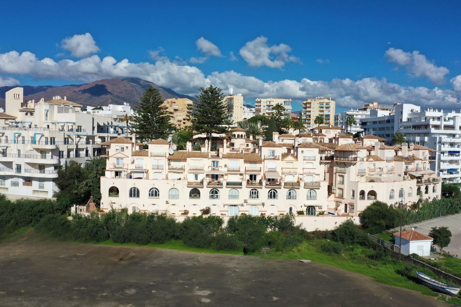 5 bedroom Townhouse for sale in Estepona with pool garage - € 895,000 (Ref: 8636997)