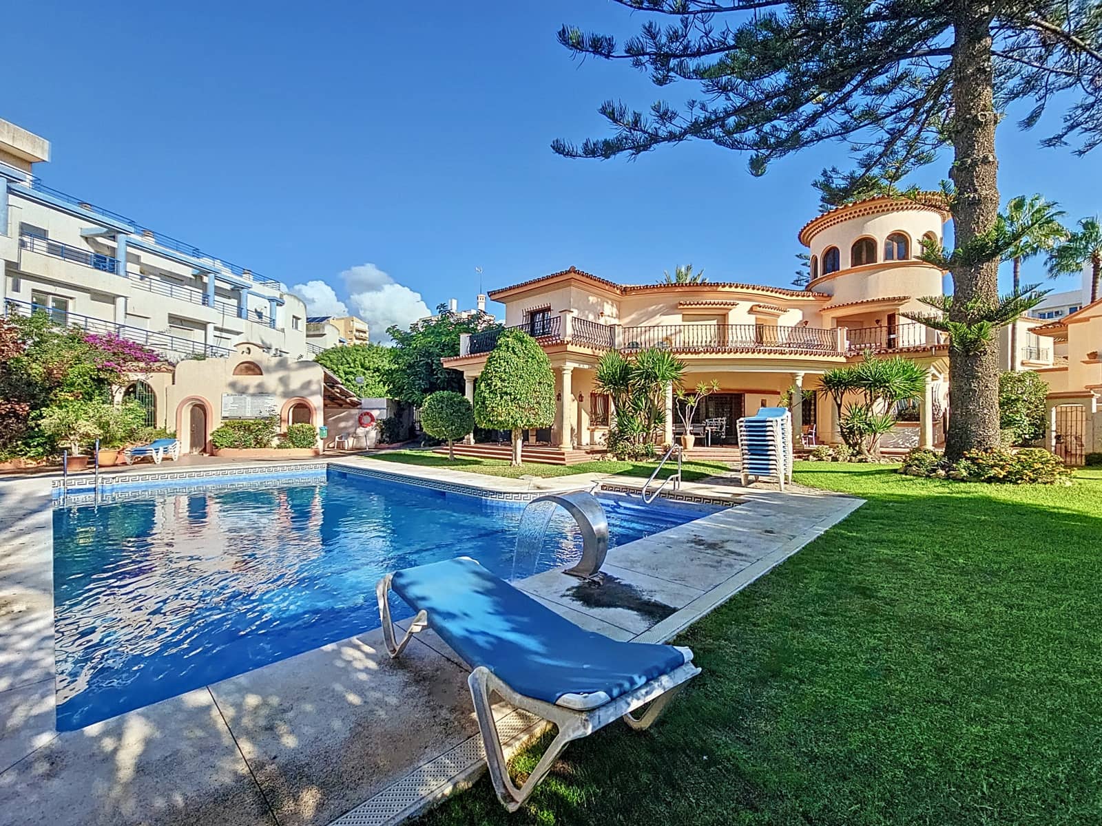 5 bedroom Townhouse for sale in Estepona with pool garage - € 895,000 (Ref: 8636997)
