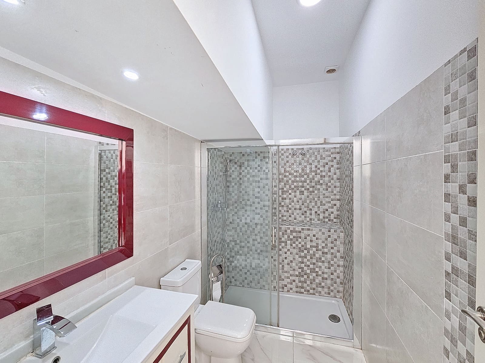 5 bedroom Townhouse for sale in Estepona with pool garage - € 895,000 (Ref: 8636997)