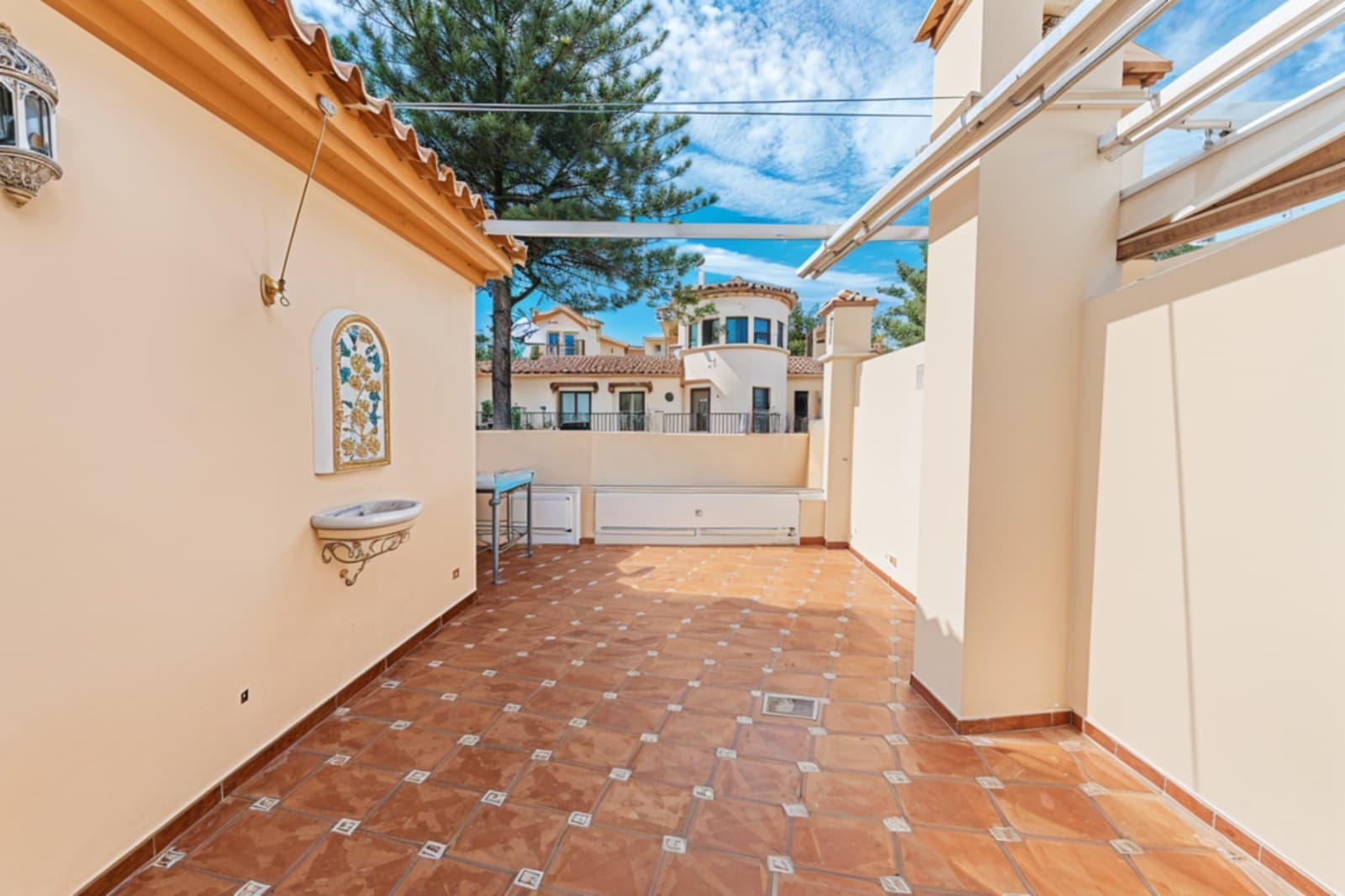 5 bedroom Townhouse for sale in Estepona with pool garage - € 895,000 (Ref: 8636997)