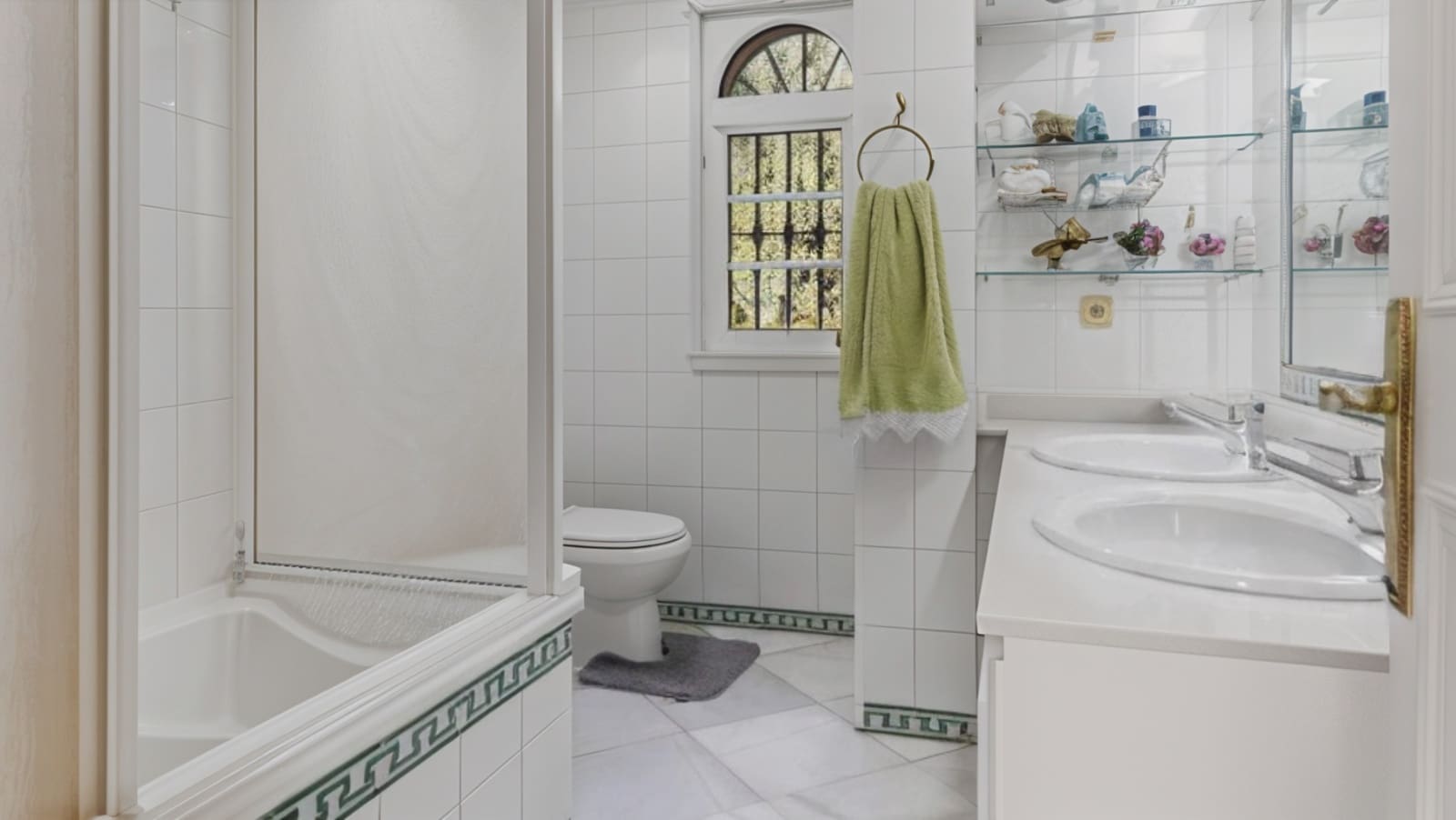 6 makuuhuone Huvila myytävänä paikassa Estepona mukana uima-altaan 
autotalli - 3 800 000 € (Ref: 8687402)