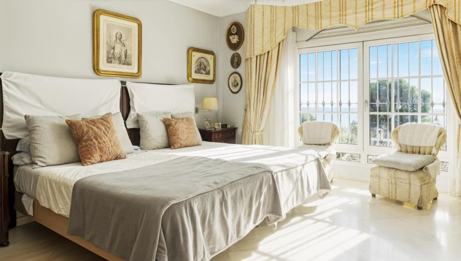 6 makuuhuone Huvila myytävänä paikassa Estepona mukana uima-altaan 
autotalli - 3 800 000 € (Ref: 8687402)