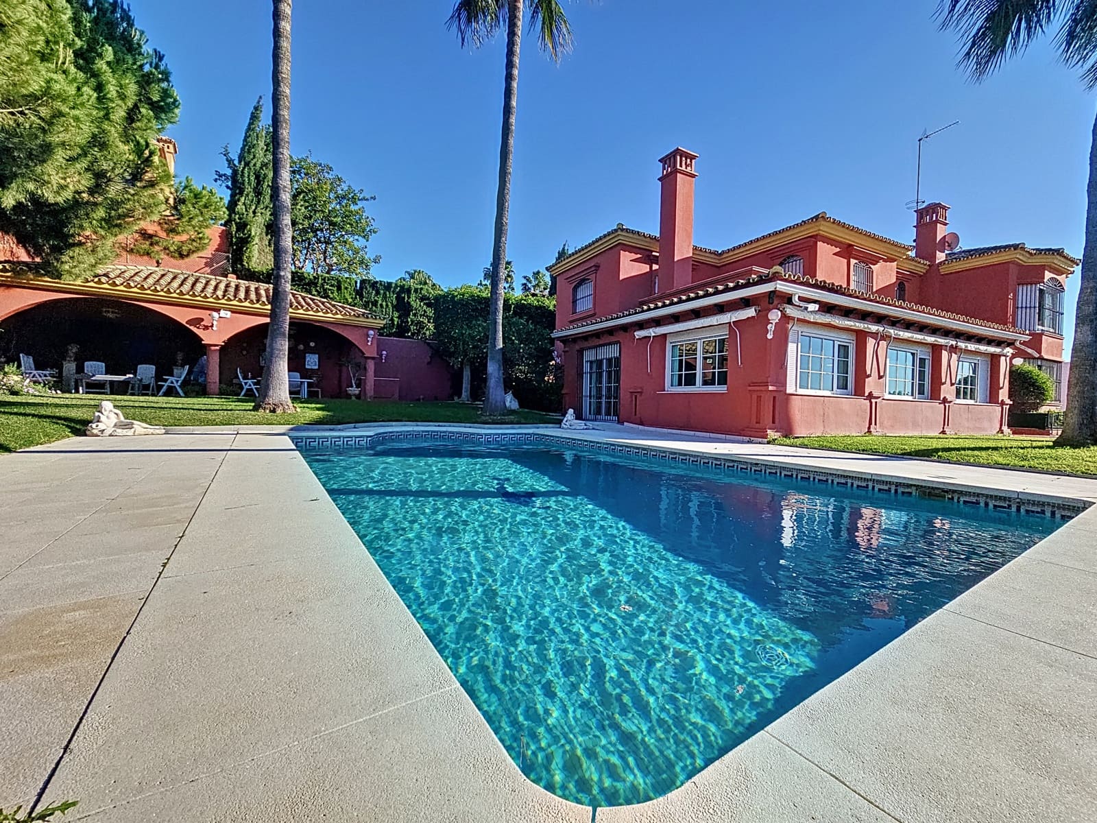 6 makuuhuone Huvila myytävänä paikassa Estepona mukana uima-altaan 
autotalli - 3 800 000 € (Ref: 8687402)