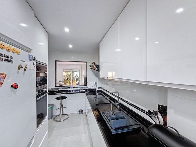 3 makuuhuone Omakotitalo myytävänä paikassa El Padrón, Estepona mukana uima-altaan 
autotalli - 348 000 € (Ref: 8723900)