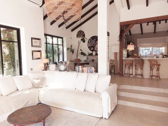 4 makuuhuone Huvila myytävänä paikassa Atalaya-Isdabe, Estepona mukana uima-altaan 
autotalli - 1 495 000 € (Ref: 8735317)