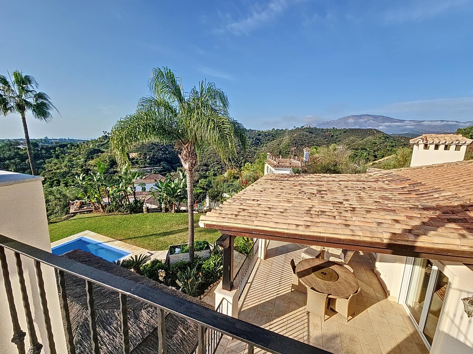 4 bedroom Villa for sale in Estepona with pool garage - € 2,450,000 (Ref: 8747874)