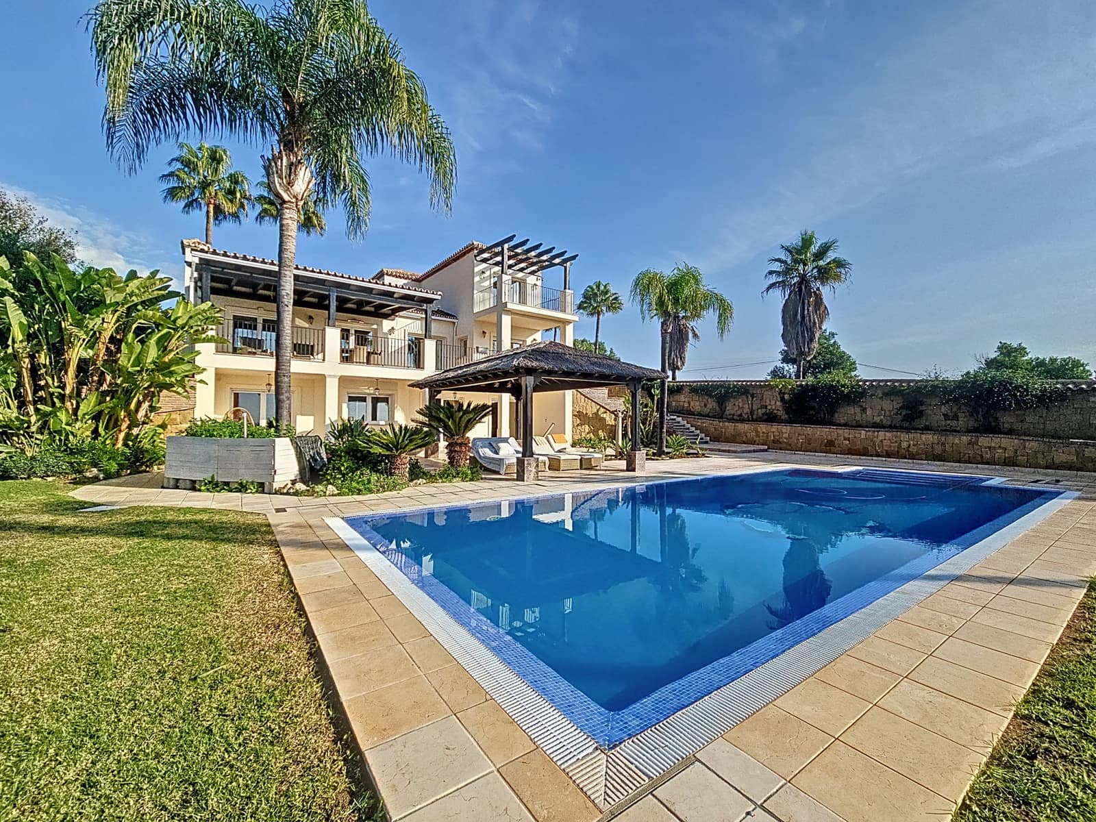 4 bedroom Villa for sale in Estepona with pool garage - € 2,450,000 (Ref: 8747874)