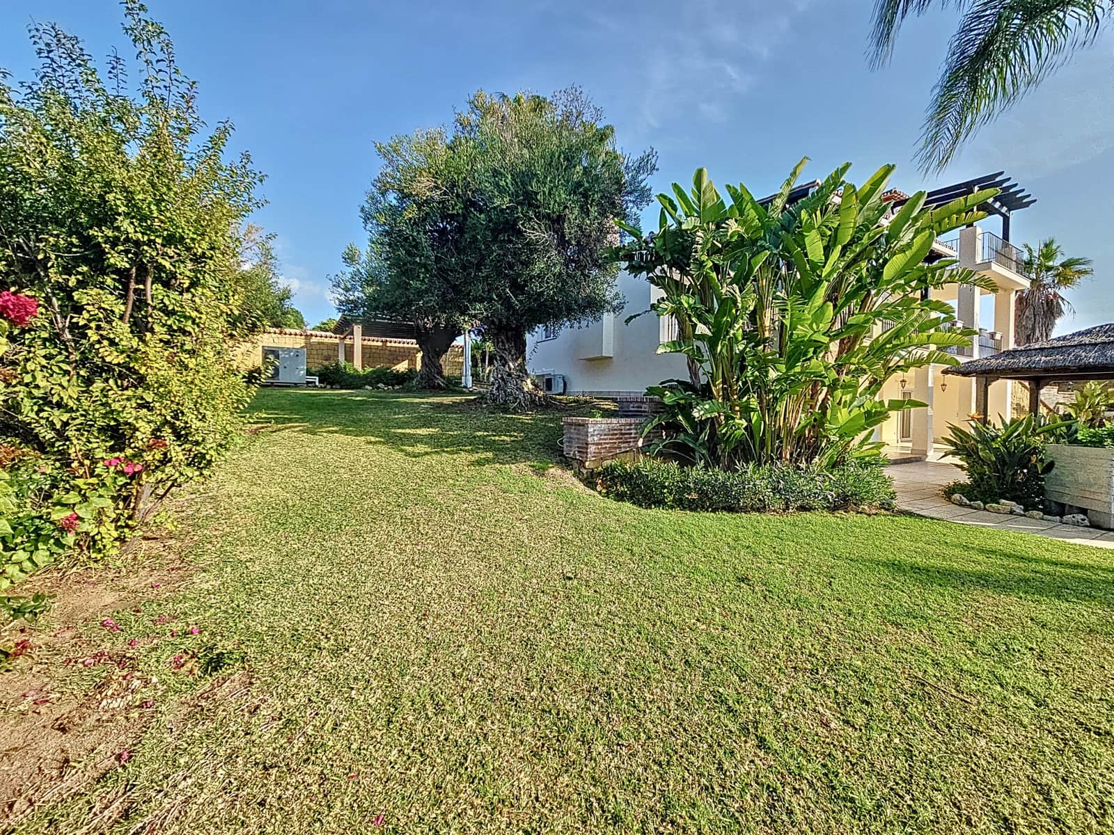 4 bedroom Villa for sale in Estepona with pool garage - € 2,450,000 (Ref: 8747874)