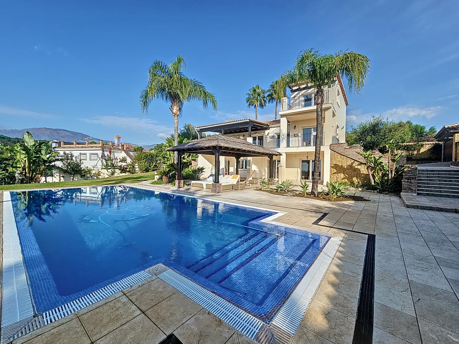 4 sovrum Villa till salu i Estepona med pool garage - 2 450 000 € (Ref: 8747874)