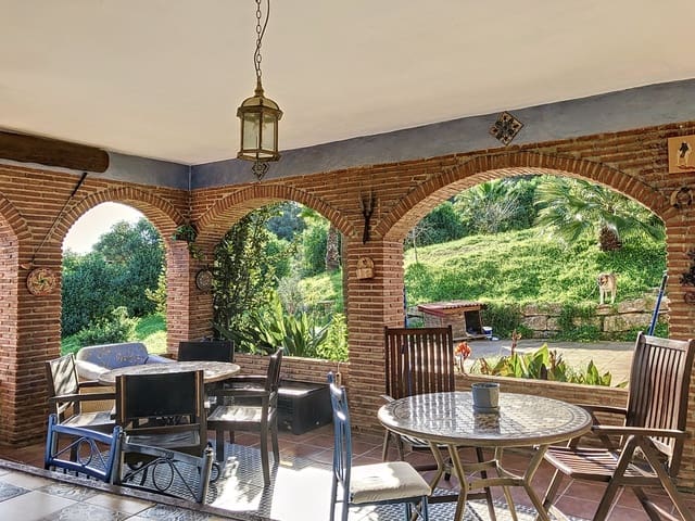 6 quarto Moradia para venda em Guadalobón, Estepona com piscina garagem - 1 270 000 € (Ref: 8815533)