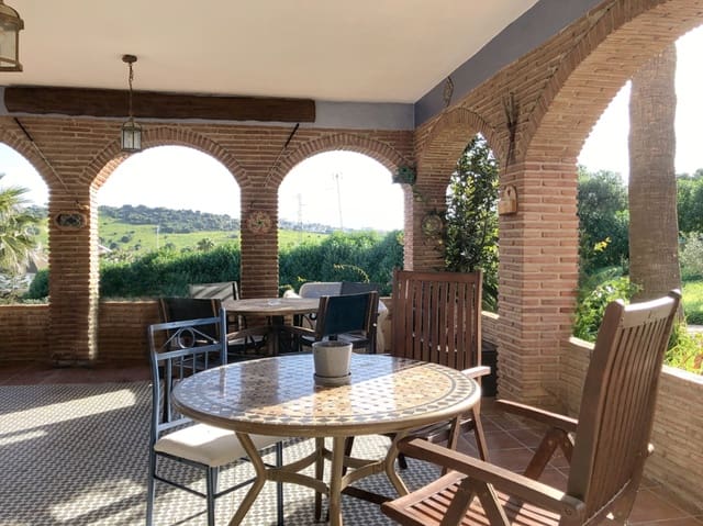 6 quarto Moradia para venda em Guadalobón, Estepona com piscina garagem - 1 270 000 € (Ref: 8815533)