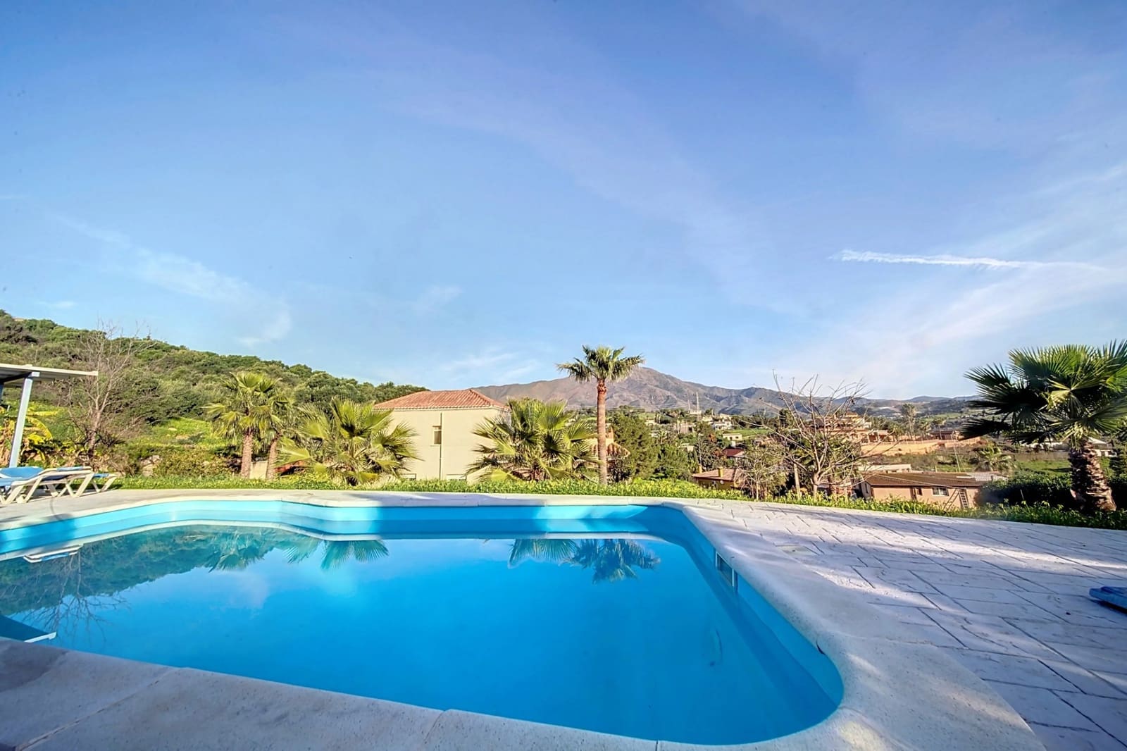 6 makuuhuone Huvila myytävänä paikassa Estepona mukana uima-altaan 
autotalli - 1 270 000 € (Ref: 8815533)