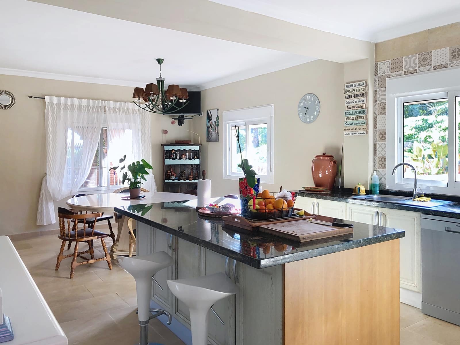 6 makuuhuone Huvila myytävänä paikassa Estepona mukana uima-altaan 
autotalli - 1 270 000 € (Ref: 8815533)