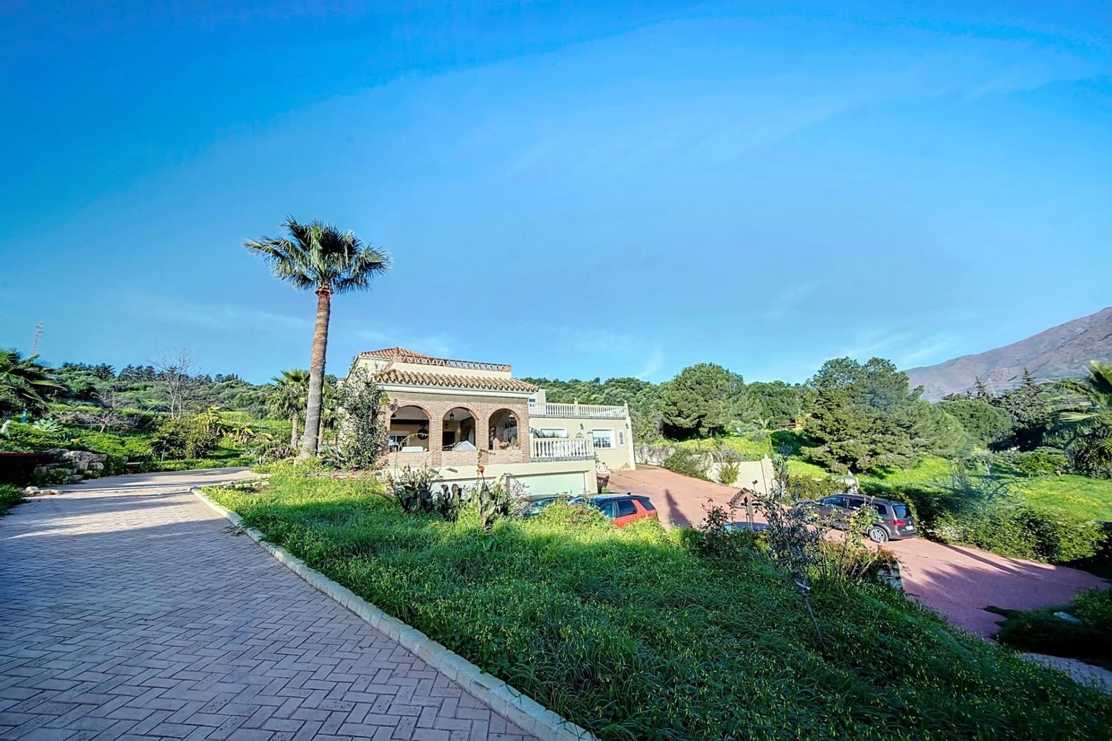 6 makuuhuone Huvila myytävänä paikassa Estepona mukana uima-altaan 
autotalli - 1 270 000 € (Ref: 8815533)