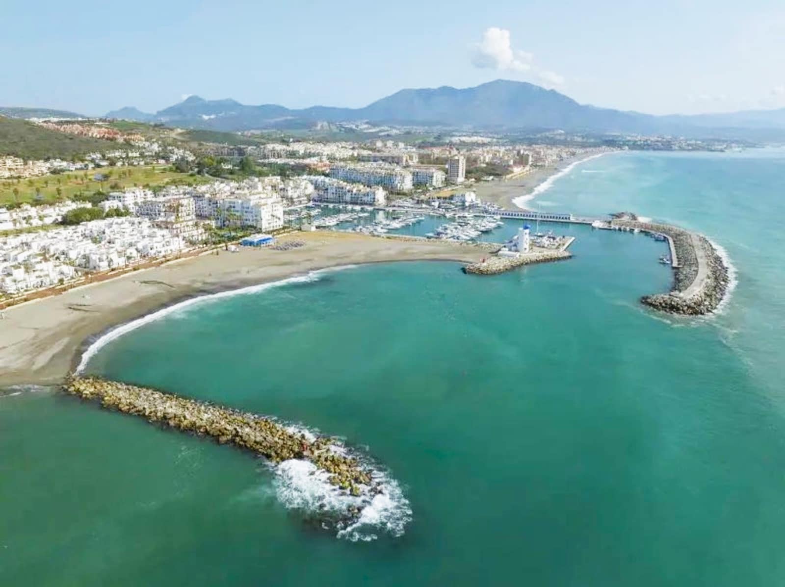 4 makuuhuone Huvila myytävänä paikassa Manilva mukana uima-altaan 
autotalli - 1 065 000 € (Ref: 8976310)