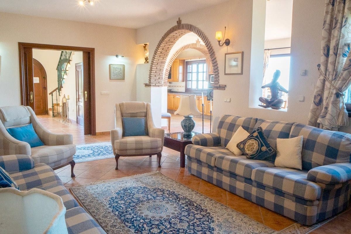 6 bedroom Finca/Country House for sale in Estepona with pool garage - € 1,150,000 (Ref: 9108876)