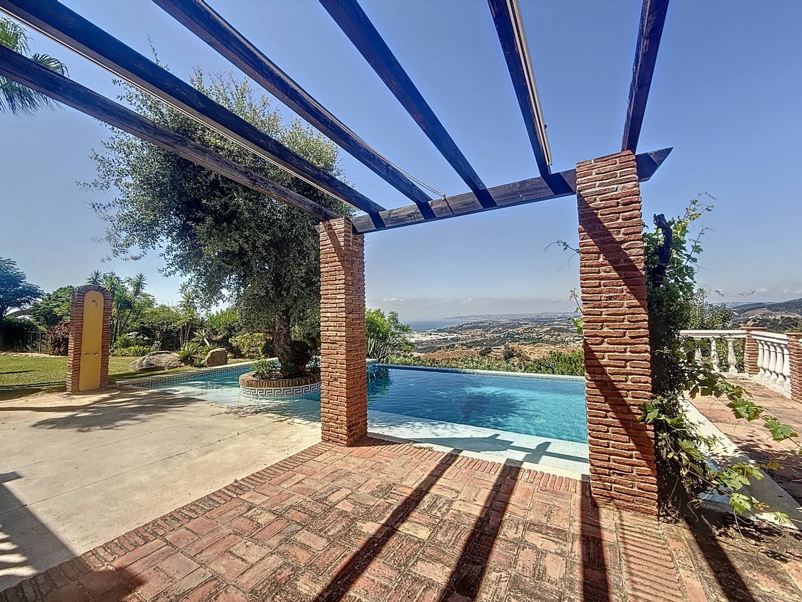 6 bedroom Finca/Country House for sale in Estepona with pool garage - € 1,150,000 (Ref: 9108876)
