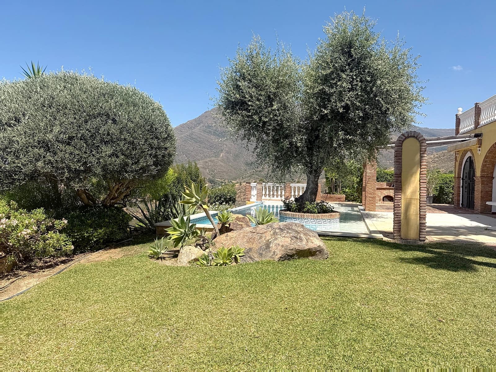 6 bedroom Finca/Country House for sale in Estepona with pool garage - € 1,150,000 (Ref: 9108876)