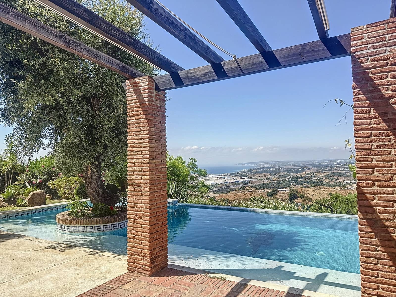 6 bedroom Finca/Country House for sale in Estepona with pool garage - € 1,150,000 (Ref: 9108876)
