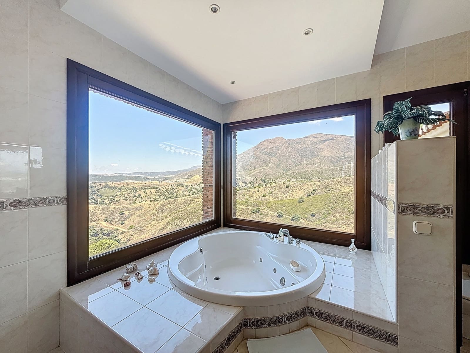 6 bedroom Finca/Country House for sale in Estepona with pool garage - € 1,150,000 (Ref: 9108876)