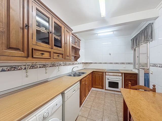 4 chambre Appartement à vendre à Huerta Nueva, Estepona - 296 900 € (Ref: 9161185)