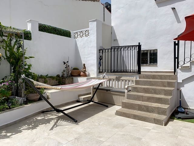 Pareado de 3 habitaciones en El Padrón, Estepona en venta con piscina - 370.000 € (Ref: 9165926)