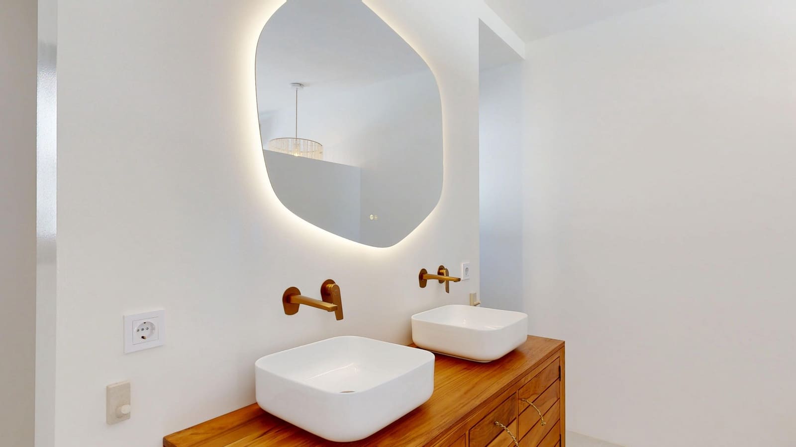 3 bedroom Villa for sale in Estepona with pool garage - € 1,495,000 (Ref: 9191268)