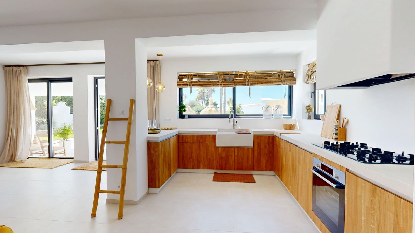 3 bedroom Villa for sale in Estepona with pool garage - € 1,495,000 (Ref: 9191268)