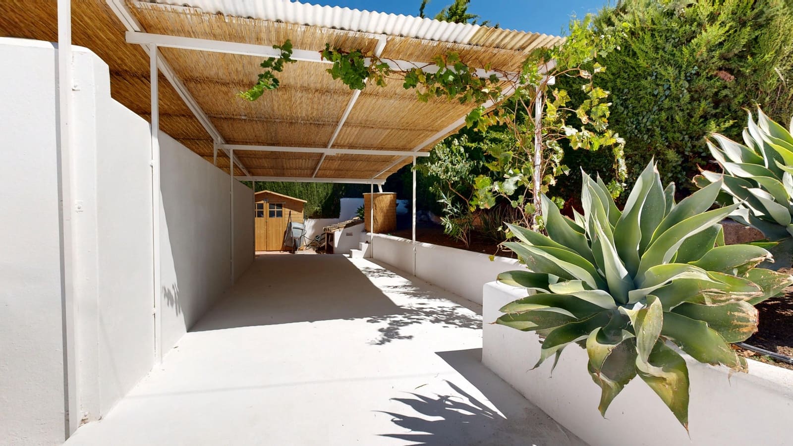 3 bedroom Villa for sale in Estepona with pool garage - € 1,495,000 (Ref: 9191268)